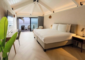 Deluxe Room, Oceanfront (Blues)