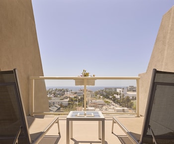 Suite, 1 Queen Bed, Roll-in Shower, Balcony