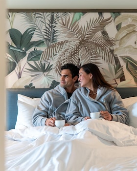Room, 1 King Bed, Balcony, Partial Ocean View
