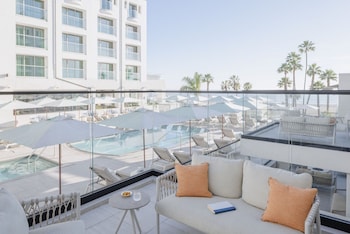 Villa, 1 King Bed, Poolside