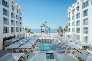 Room, 1 King Bed, Roll-in Shower, Pool View (the 720, Mobility Accessible)