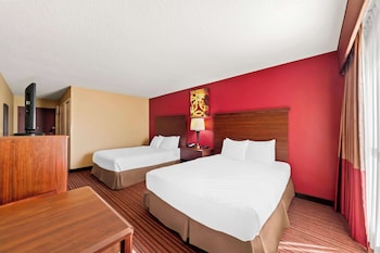 Standard Room, 2 Queen Beds, Accessible, Bathtub