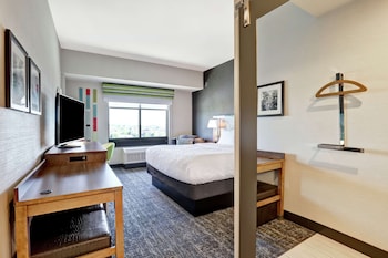 Signature Room, 1 King Bed, Refrigerator