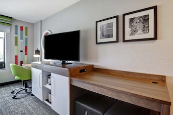 Signature Room, 1 King Bed, Refrigerator