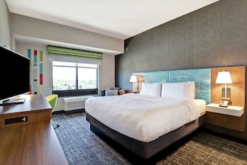 Signature Room, 1 King Bed, Refrigerator