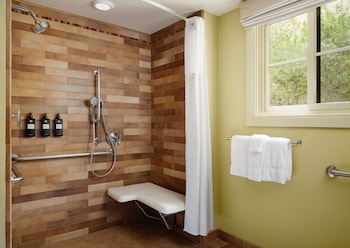 Room, 2 Queen Beds, Mobility Accessible, Fireplace