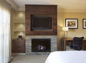 Premier Room, 1 King Bed, Fireplace