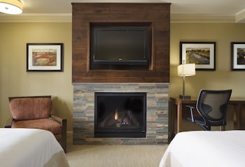 Deluxe Room, 2 Queen Beds, Fireplace