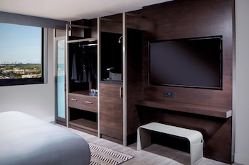 Design Room, 1 King Bed