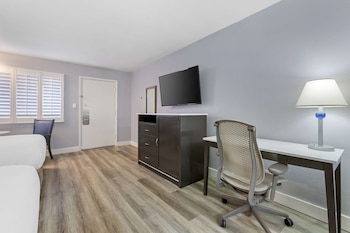 Standard Room, 2 Queen Beds, Accessible, Bathtub