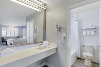 Standard Room, 1 King Bed, Accessible, Bathtub