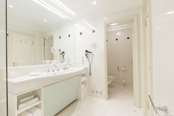 Deluxe Room, 1 King Bed (Traditional)