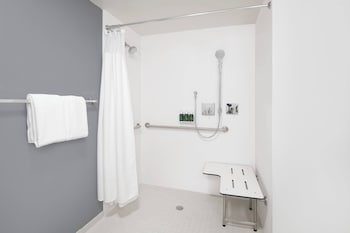 Room, 2 Queen Beds (Mobility/Hearing Access, Roll-In Shwr)