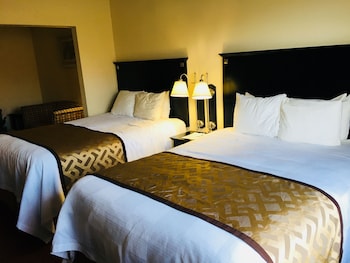 Suite, 2 Queen Beds, Non Smoking, Refrigerator