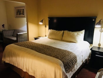 Suite, 1 King Bed, Non Smoking, Refrigerator
