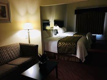 Suite, 2 Queen Beds, Non Smoking, Refrigerator