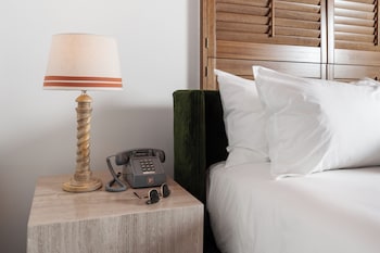 Standard Room, 1 Queen Bed, Microwave (Queen)