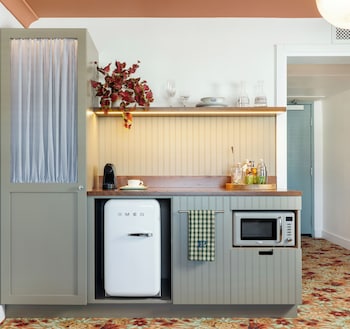 Standard Room, 1 Queen Bed, Microwave (Queen)