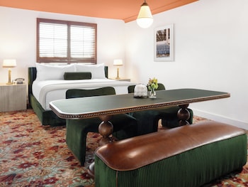 Standard Room, 1 King Bed, Microwave (The King Pool View)