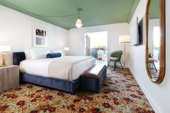Deluxe Room, 1 Queen Bed, Balcony, Courtyard Area (Deluxe Queen with Balcony)
