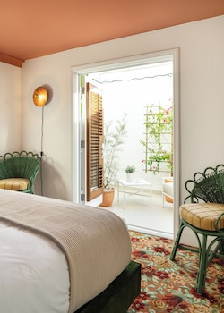 Deluxe Room, 1 Queen Bed, Balcony, Courtyard Area (Deluxe Queen with Balcony)