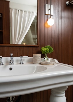 Deluxe Room, 1 Queen Bed, Balcony, Courtyard Area (Deluxe Queen with Balcony)