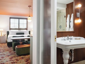 Deluxe Room, 1 King Bed, Pool View, Poolside