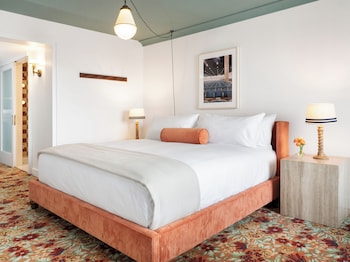 Deluxe Room, 1 King Bed, Microwave (Deluxe King)