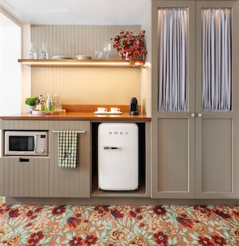 Deluxe Room, 1 King Bed, Microwave (Deluxe King)