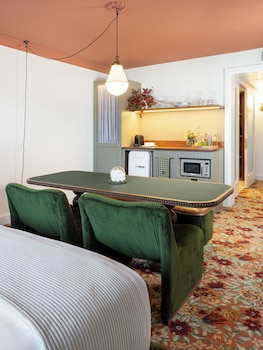 Deluxe Room, 1 King Bed, Microwave (Deluxe King)