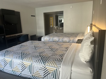 Standard Room, 2 Double Beds, Non Smoking, Refrigerator & Microwave