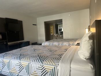 Standard Room, 2 Double Beds, Non Smoking, Refrigerator & Microwave