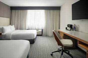 Room, 2 Queen Beds, Roll-in Shower