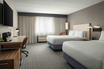 Room, 2 Queen Beds, Roll-in Shower