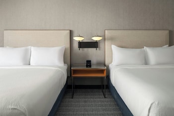 Room, 2 Queen Beds, Roll-in Shower