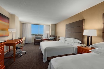 Deluxe Room, 2 Queen Beds, Mountain View