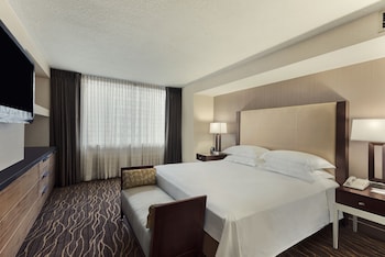 Junior Suite, 1 King Bed, Accessible, Bathtub