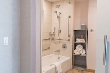 Standard Room, 1 Queen Bed, Accessible Bathtub (Communications, Mobility)