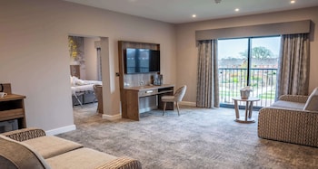 Suite, 1 King Bed, Balcony, Garden View