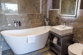 Suite, 1 King Bed, Non Smoking, Garden View (Converts to 2 Twin Beds;with Sofabed)