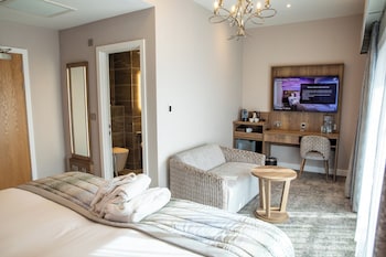 Junior Suite, 1 King Bed, Balcony, Garden View
