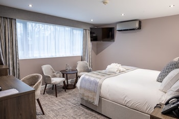 Superior Room, 1 King Bed, Non Smoking (Converts to 2 Twin Beds)