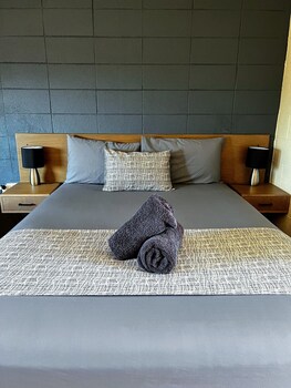 Queen Motel Room