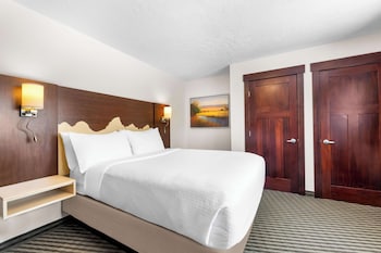 Suite, Multiple Beds, Jetted Tub, River View (Pet Friendly, Full Kitchen)