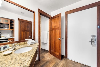 Standard Room, 1 King Bed, Balcony, River View