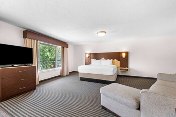 Suite, Multiple Beds, Jetted Tub, River View (Pet Friendly, Full Kitchen)