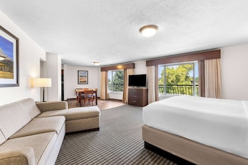 Suite, Multiple Beds, Jetted Tub, River View (Pet Friendly, Full Kitchen)