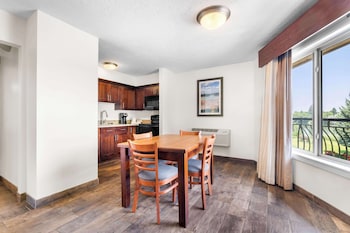 Suite, Multiple Beds, Jetted Tub, River View (Pet Friendly, Full Kitchen)