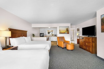 Suite, Multiple Beds, Kitchen, River View