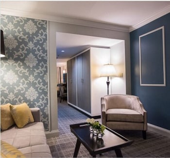 Suite (King, Queen Sofa Bed)